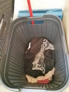 Wäschekorb mit Wäsche